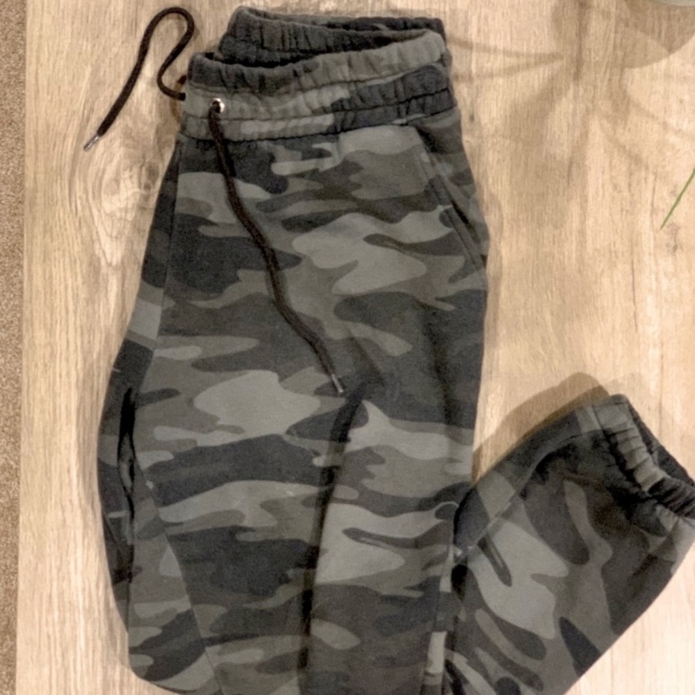 Camo sweatpants. Size L